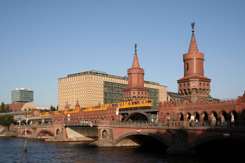 Ein Gisela-Wagen der Berliner U-Bahn/Hochbahn auf dem Viadukt in der Nhe der Endhaltestelle Warschauer Strae.