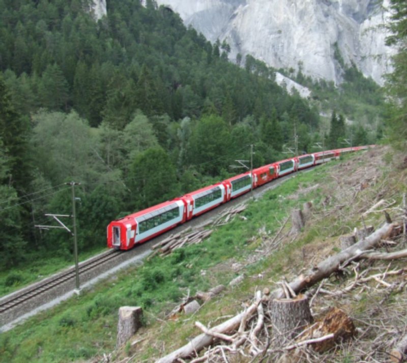 Ein Glacier-Express am 1.8.2006 in der Rheinschlucht zwischen Valendas und Versam.