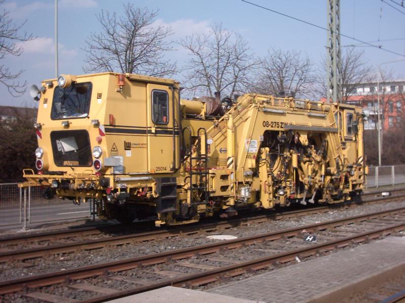 Ein Gleisbaufahrzeug der Fa. Schreck&Mieves am 08.04.2006 
auf den Stra�enbahngleisen der Linie 11 kurz vor der Haltestelle M�nchhofstr.Dort wurde am Aufnahmetag einfach die Wendeschleife abgebaut. 