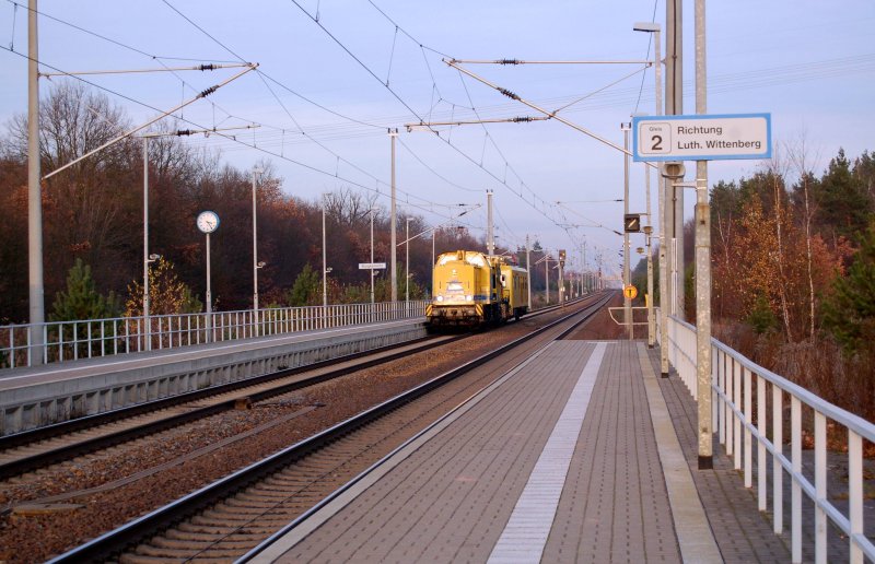 Ein Gleisbauzug von DB Bahnbau durchfhrt am 28.11.08 mit einer BR 203 als Zuglok den Bahnhof Burgkemnitz in Richtung Bitterfeld.