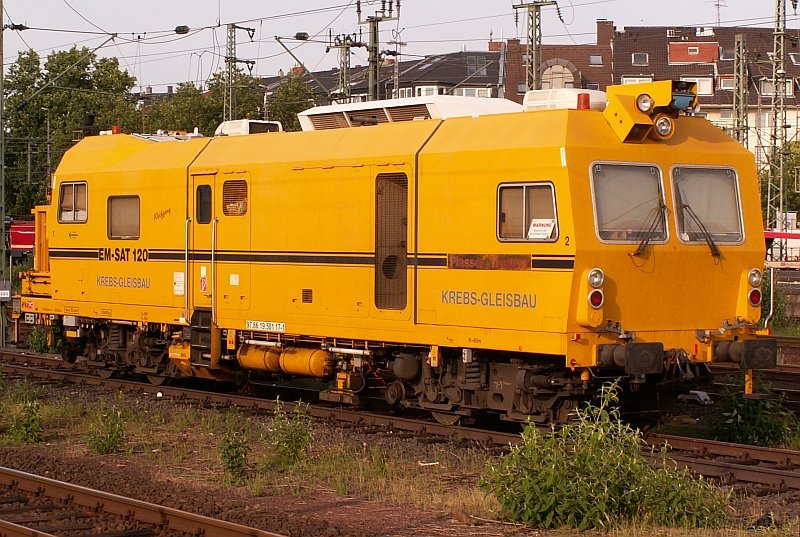 Ein Gleisvormesstriebwagen EM-SAT 120 der Firma  Krebs Gleisbau  im Dsseldorfer Hauptbahnhof. Das Foto stammt vom 13.06.2007