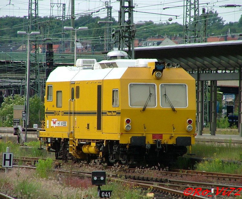 Ein Gleisvormesstriebwagen EM-SAT 120 der Firma  H.F.Wiebe . Hagen Hbf. 12.06.2005.