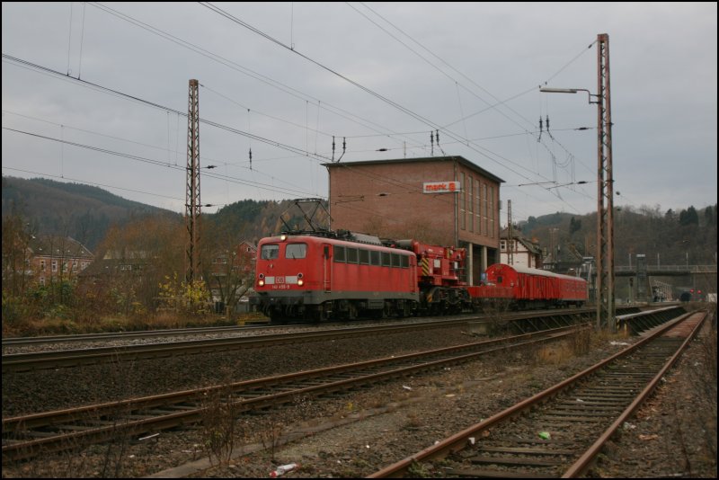 Ein glck das ich heute frher Berufschulschluss hatte und einen bisschen Zeit frs fotografieren hatte;-)  140 459 durchfhrt mit einem Kran der Notfalltechnik den Bahnhof Werdohl Richtung Kreuztal.