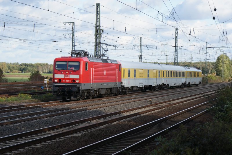 Ein Glckstreffer:114 501-0 mit drei Messwagen am Haken fuhr am 12.10.2009 in Richtung Wunstorfer Bahnhof.Fotografiert kurz vor Wunstorf.