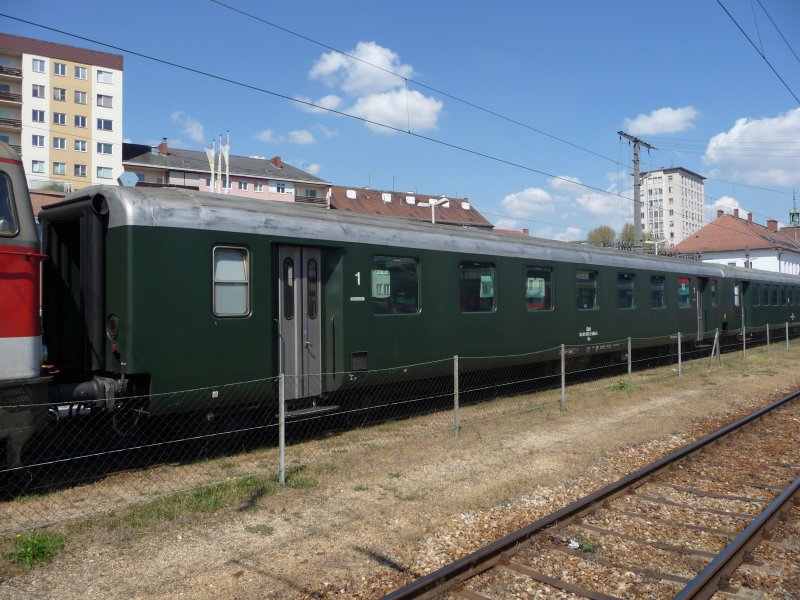 Ein grner Schlierenwagen der BB Nostalgie in Krems an der Donau am 19.04.09.