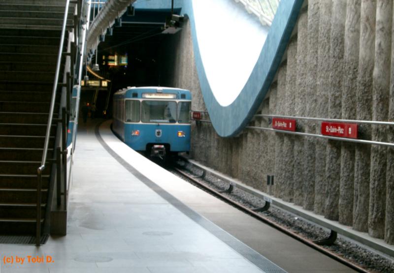 Ein groe Glaskuppel flutet den Bahnhof  St.Quirinplatz  mit Licht. Abgelichtet wurde ein A-Wagen der Linie U1 auf dem Weg zum  Mangfallplatz .