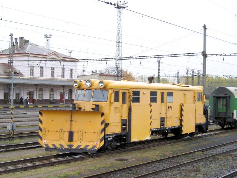 Ein groer Zweirichtungs-Schneepflug der CSD im Bahnhof Chomutov, 10.11.07
