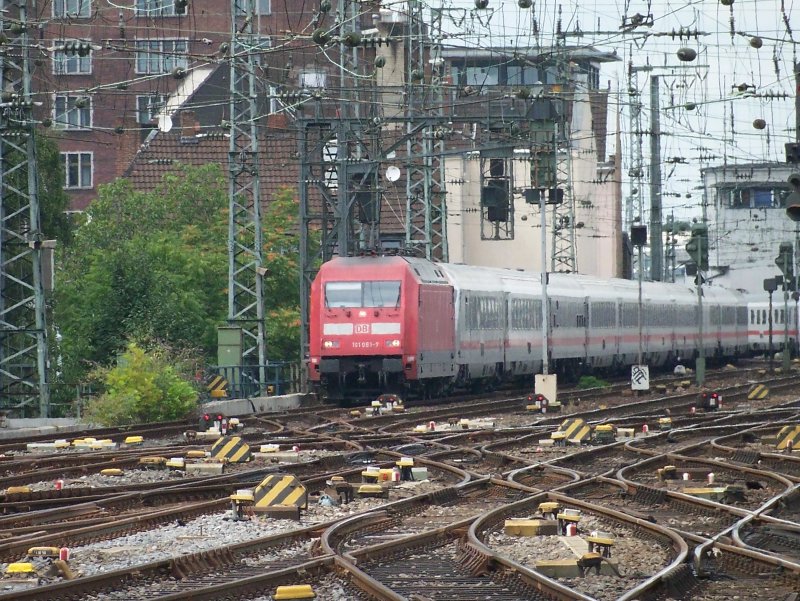 Ein groes Gleisgewirr liegt vor 101 091 mit ihrem IC vor dem Klner Hauptbahnhof am 20.7.2009