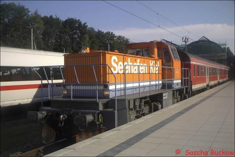 Ein Groteil der Rangierarbeiten im Kieler Hbf verrichten die Loks vom Seehafen Kiel. Hier zieht eine G1203 den soeben aus Lbeck gekommenen RE im Sommr 2002 aus dem Kieler Hbf.