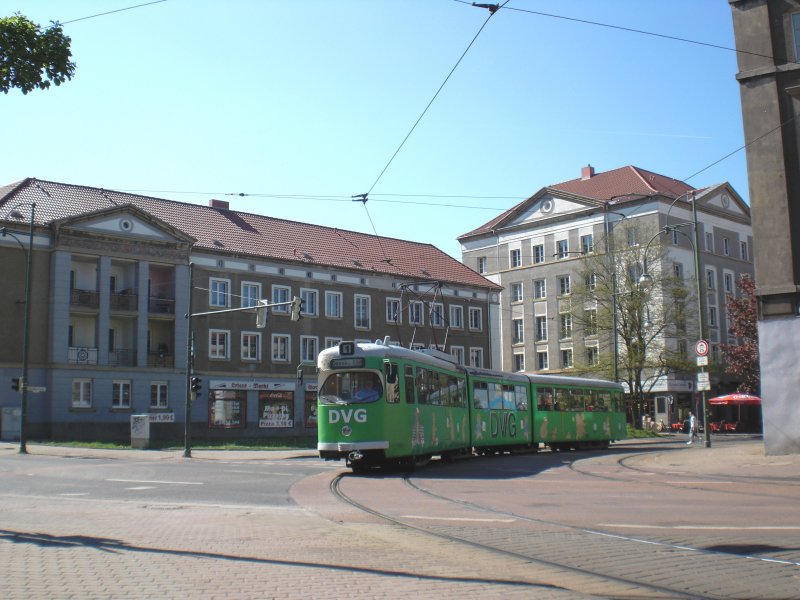 Ein gr�ner GT8 mit Gro�stadtkulisse. Die 001 biegt am 21. April 2009 am Quietscheck zur Hauptpost ab.