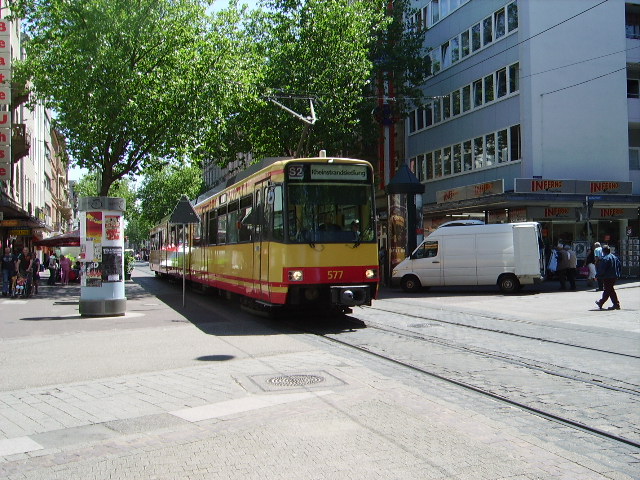 Ein GT 8 der AVG in der Karlsruher Innenstadt. Die Wagen mit dem 500 er Nummern sind die Stadtbahnwagen die nur im 750 Volt Netz betrieben werden knnen. Da Sie keine Zweisystemwagen sind. Alle AVG Triebwagen mit dem 800 er und 900 er Nummern sind die Zweisystemwagen die auch auf den DB Gleisen (15 KV) eingesetz werden.