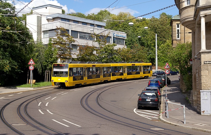 Ein GT 8.9 (3220) der SSB f�hrt am 25. Juli 2009 auf der Linie U 15 talw�rts in Richtung Zuffenhausen.