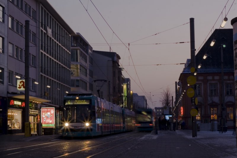 Ein GT6N Doppel macht am 06.01.2008 auf der Fahrt nach Kfertal am Marktplatz einen Zwischenstop.