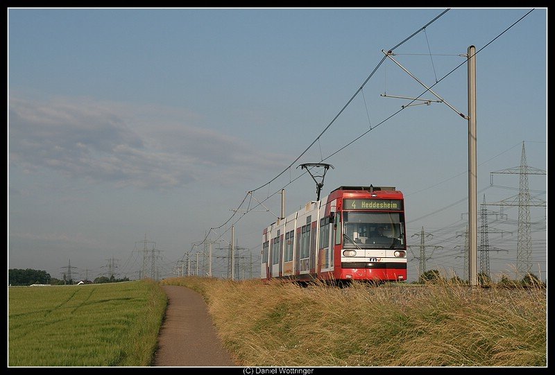 Ein GT6N der Verkehrsbetriebe Ludwigshafen am 2. Juni 2009 zwischen K�fertal und Heddesheim.