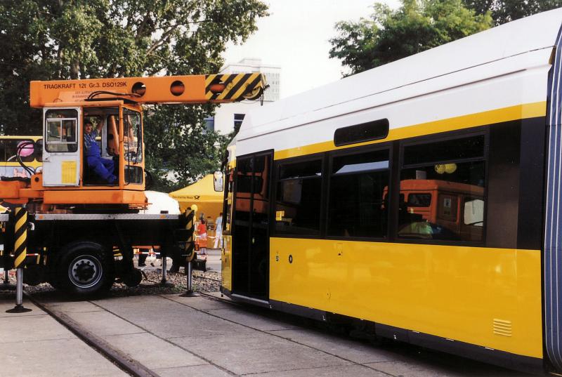 Ein GT6N-Z -Zug wird in Friedrichsfelde aufgegleist.