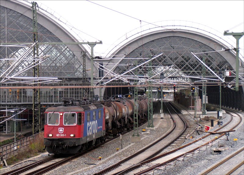 Ein Gterzug durch die Bahnhofshalle, wie hier mit 421 383 von SBB Cargo auf Gleis 3 der Sdhalle, das gab es nur solange die neuen Auengleise noch nicht fertiggestellt waren; Dresden Hbf., 26.10.2007
