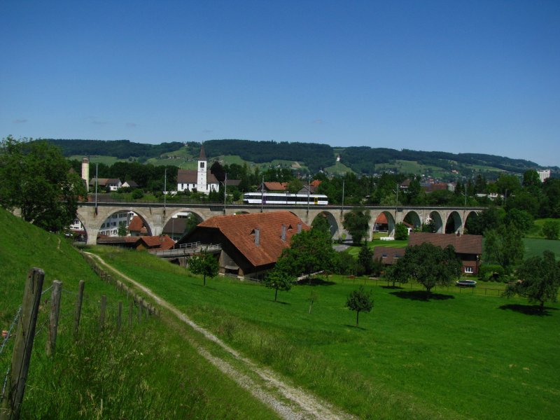 Ein GTW der 1.Serie der ehemaligen Mittelthurgaubahn fhrt ber den lngsten Viadukt derselben. Hhenmssig bringt der Viadukt zwar keine Rekorde, mit 277 Metern hat er aber doch eine beachtliche Lnge. (30.Mai 2009)