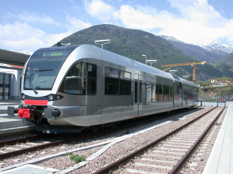 Ein GTW 2/6 der Vinschger Bahn wartet in Mals/Malles auf Anschlussreisende vom Schweizer Postauto aus Zernez. (12.05.2001)