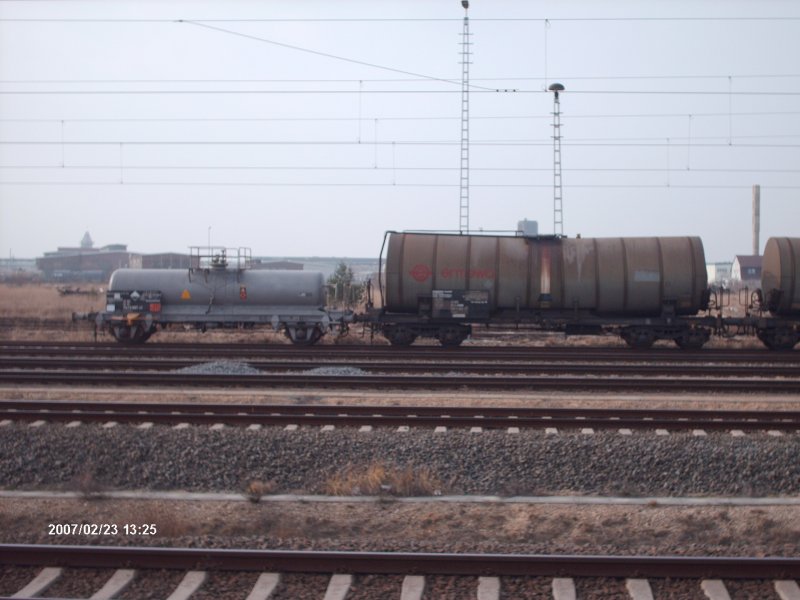 Ein Gterwagen mit einen normalen Gterwagen.