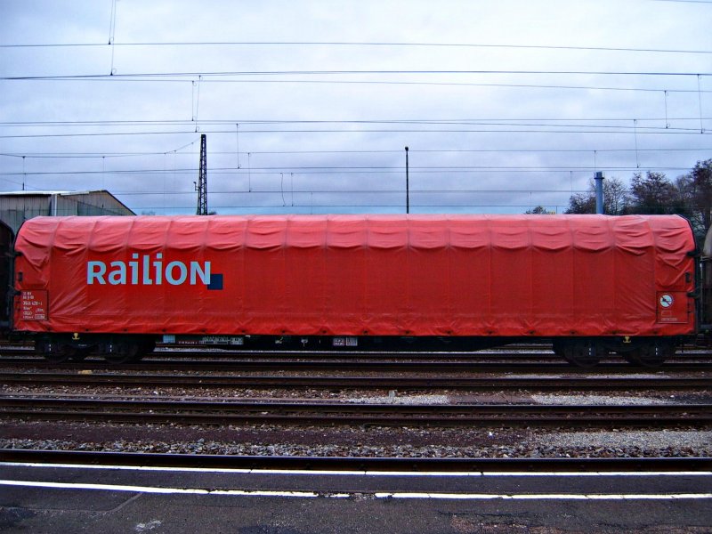 Ein Gterwagen der Railion, abgestellt mit vielen anderen Schiebewandwagen auf einem Rangiergleis des Aalener Bahnhofs.