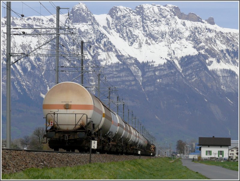 Ein Gterzug bei Sevelen vor dem Alpsteinmassiv. (09.04.2008)