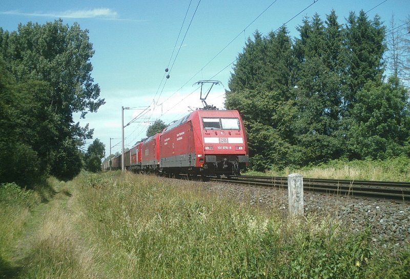 Ein Gterzug der besonderen Art. In Peine-Horst begegnet mir am 24.06.2008 101 076 (Schnellzuglok!), als Wagenloks eine 185 und
eine 155, dahinter ein Gz fr VW Wolfsburg.