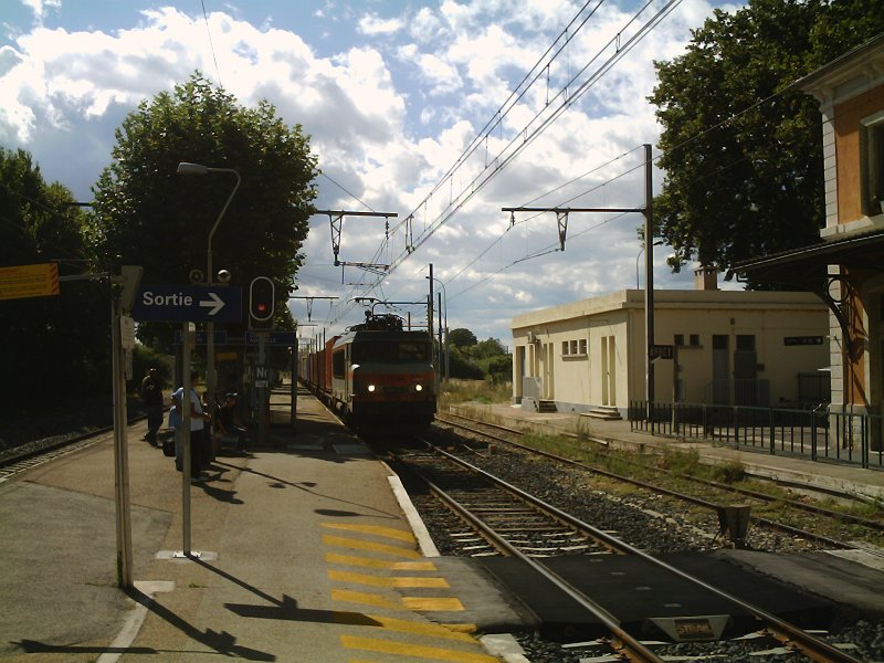 Ein Gterzug, bespannt mit einer Lok der Rheie 7200 durchfhrt den Bahnhof L'Isle sur la Sorgue.