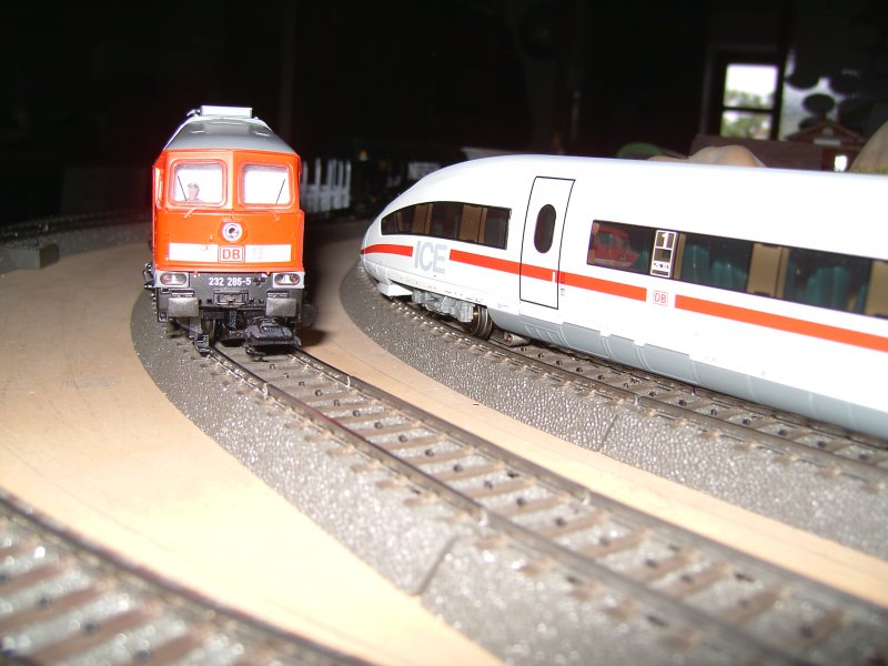 Ein Gterzug bespant mit einer Ludmilla begegnet einen ICE 3