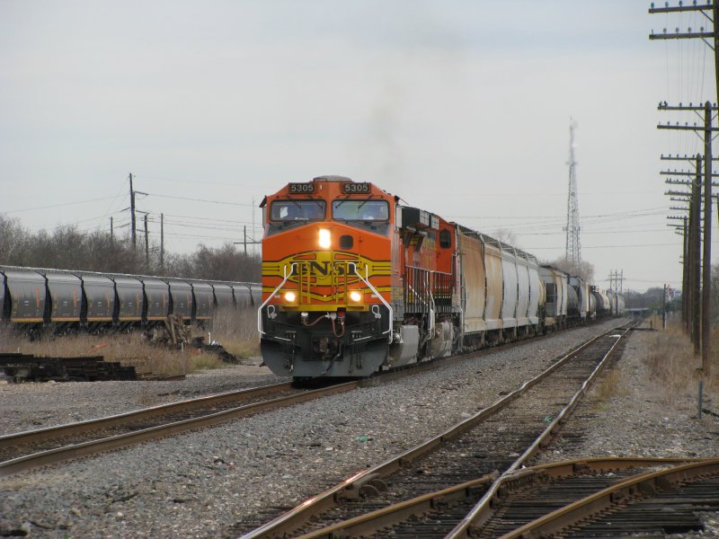 Ein Gterzug der BNSF, bespannt mit den BNSF Loks 5305 und 4802. Links im Hintergrund ist noch der KCS Gterzug zu sehen. Aufgenommen am 14.1.2008 in Rosenberg (bei Houston, Texas).