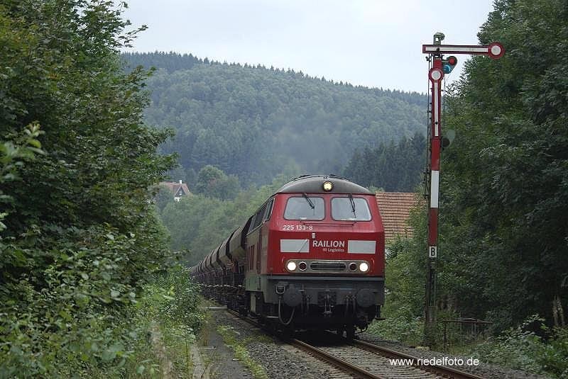Ein Gterzug von Brgge nach Hagen passiert das Einfahrsignal des Bahnhofs Brgge (31.8.2007)