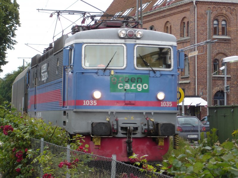 Ein G�terzug des schwedischen Eisenbahnverkehrsunternehmens Green Cargo, gezogen von einer RC-2 verl�sst am 11.07.2007 gegen 13.25 Uhr den Bahnhof Ystad in S�dschweden in Richtung Malm�.