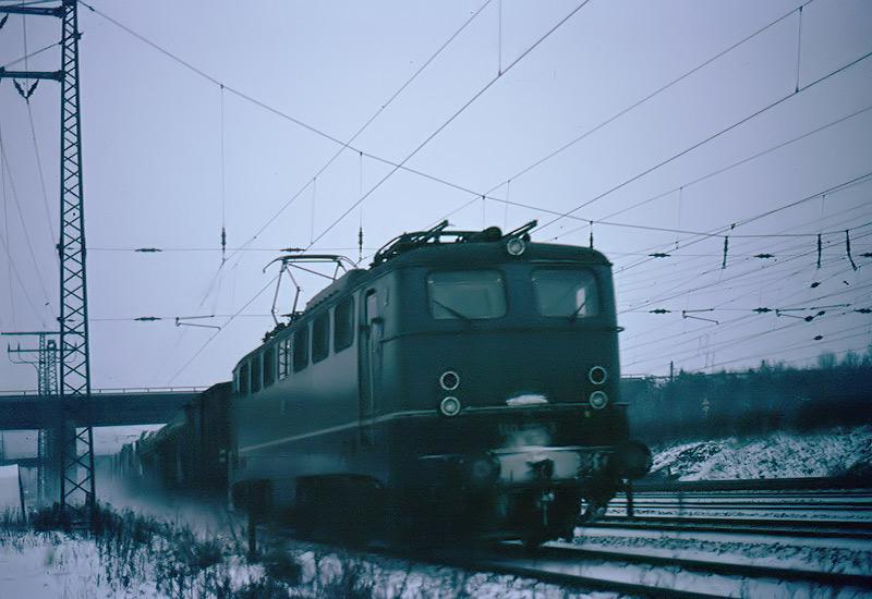 Ein Gterzug durchfhrt am Abend den Rbf Hagen-Hengstey mit der 140303
Ri. Hagen-Vorhalle. Aufn. 1969.