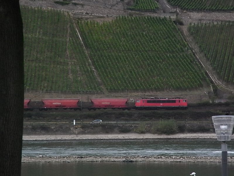 Ein Gterzug gezogen von einer 151 auf der rechten Rheinstrecke kurz vor Rdesheim am 30.09.2009, fotografiert aus Bingen.