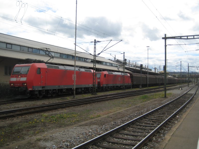 Ein Gterzug, gezogen von 2 Br 185 stehen in Konstanz vor einem Hp0.

