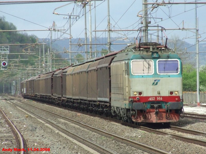Ein Gterzug, gezogen von E 652 146, fhrt gen Sden in Civita Castellana (11.04.2008)