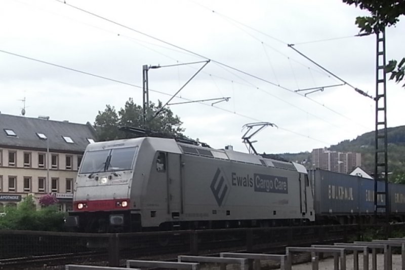 Ein Gterzug gezogen von einer E-Lok der Bauhreihe 185 schleicht durch Bingen.