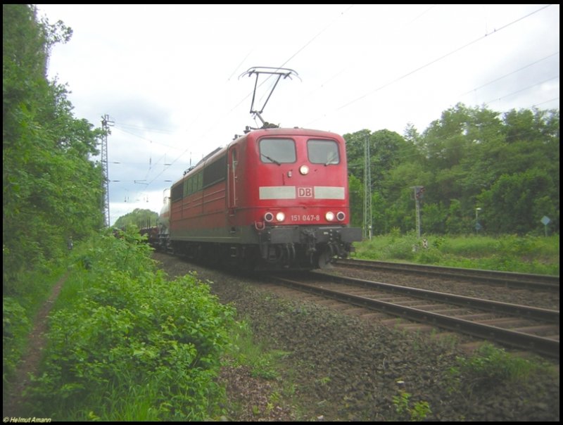 Ein Gterzug mit 151 047 als Zuglok am 27.05.2006 aus Richtung Darmstadt Hauptbahnhof kommend kurz vor Darmstadt-Kranichstein.