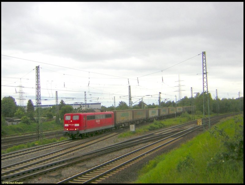 Ein Gterzug mit 151 150 als Zuglok am 27.05.2006 kurz vor dem Bahnhof Darmstadt Nord.