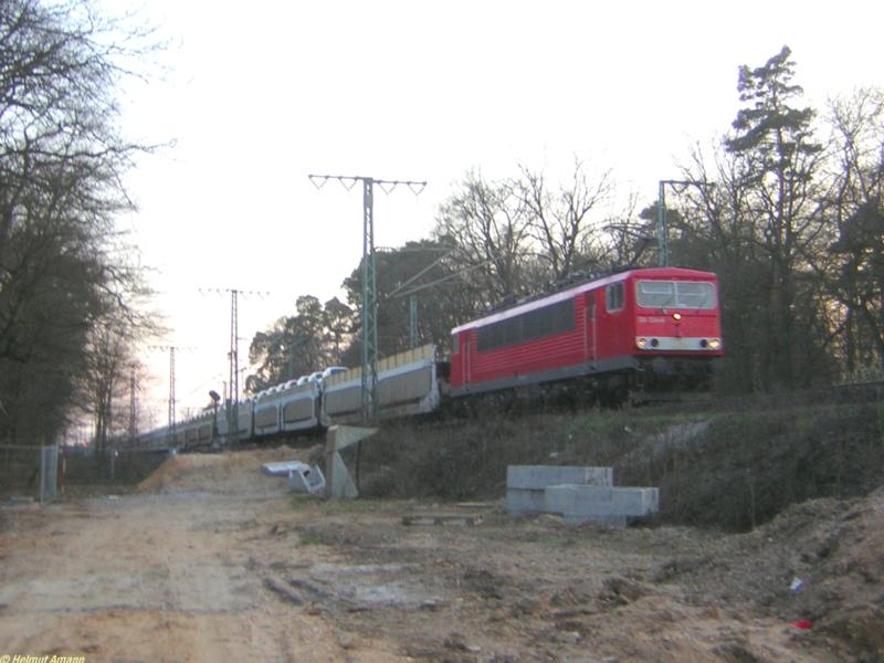 Ein Gterzug mit 155 234 am Abend des 07.04.2006 aus Richtung Mannheim kommend im Wald zwischen Zeppelinheim und dem Bahnhof Frankfurt am Main-Stadion.