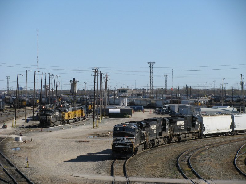 Ein Gterzug mit drei Norfolk Southern Loks in einem Rangierbahnhof in Houston (Texas). Links im Hintergrund ist ein BW der Union Pacific zu sehen. (1.1.2008)