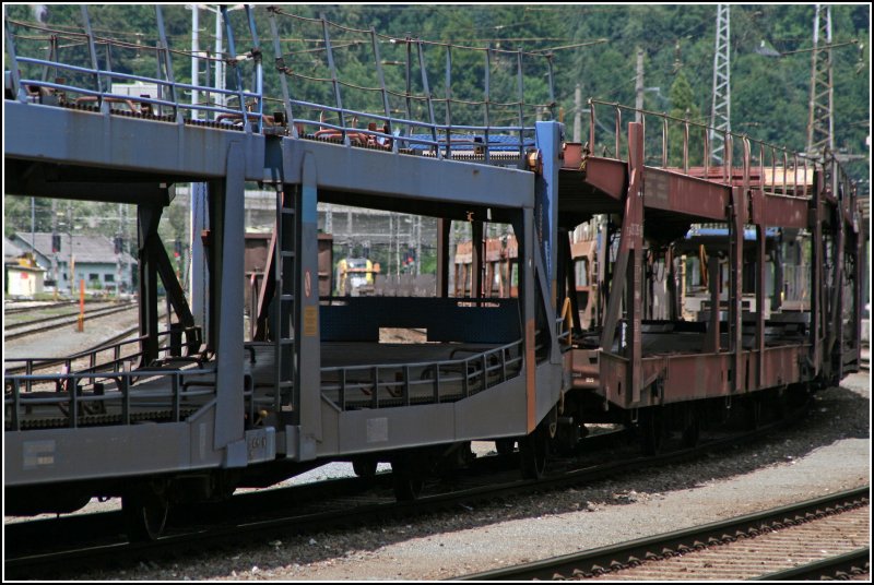 Ein Gterzug mit Durchblick: ES64U2-033 wartet mit einen leeren Autozug nach Mnchen auf die Weiterfahrt. (28.06.07)