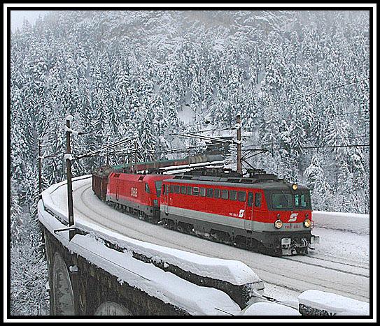Ein G�terzug mit der Vorspannlok 1142 689 �berquert am 6.1.2006 die Kalte Rinne auf der Semmeringbahn.