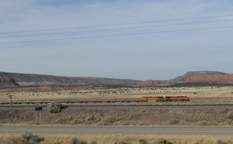Ein Gterzug mit zwei BNSF Loks ist in der weiten amerikanischen Landschaft unterwegs. Aufgenommen im Januar 2008 in New Mexico.