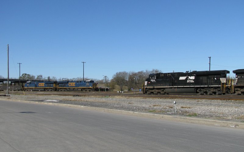 Ein Gterzug mit zwei CSX Loks und ein Gterzug der NS (Norfolk Southern) begegnen sich am 1.1.2008 in Houston (Texas).