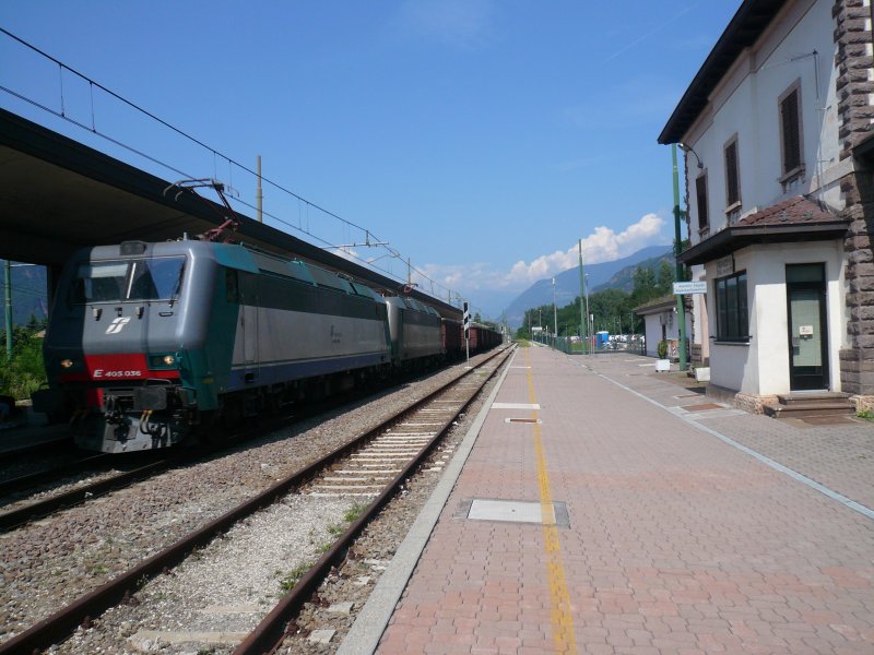 Ein Gterzug mit zwei Loks der Baureihe 405 fhrt am 11.8.2008 durch Auer in Richtung Verona