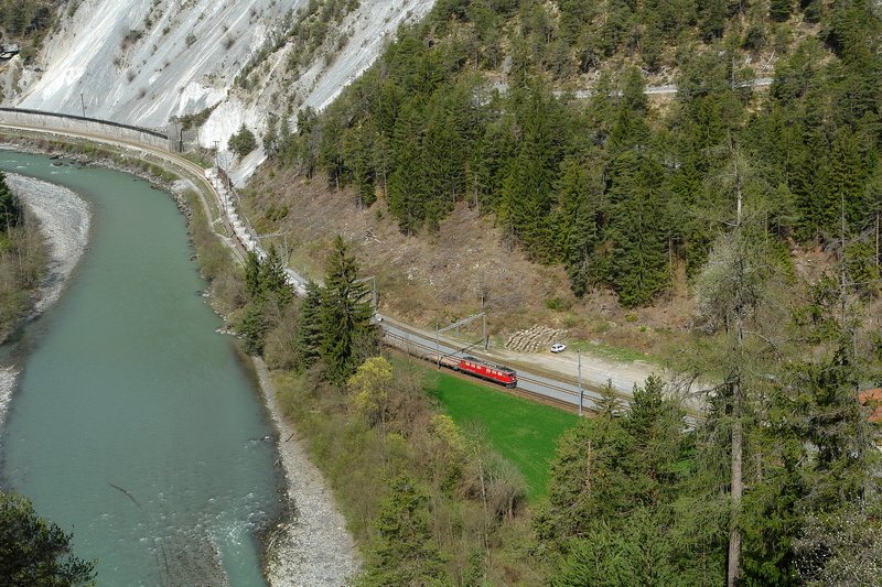 Ein Gterzug nhert sich der Station Trin in der Vorderrheinschlucht und wird hier auf den Gegenzug der eingleisigen Strecke warten. Danke an Herbert Graf fr die bermittlung des Bahnhofnamens. 13.4.2007