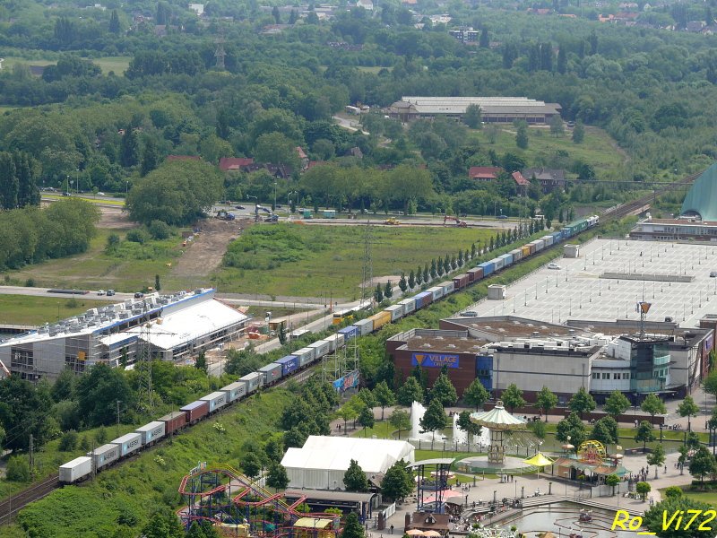 Ein G�terzug passiert gerade Centro in Oberhausen. Aufnahmeort: Gasometer in Oberhausen. 25.05.2008.