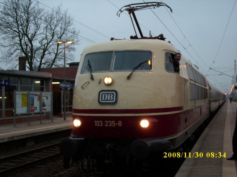 Ein Gut gelaunter Lokfhrer von der 103 235 am 30.11.2008 in Bergen/Rgen.