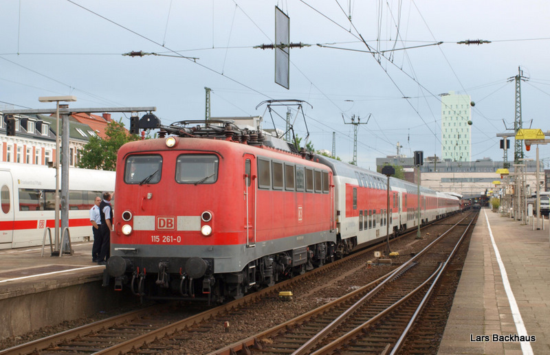 Ein hufiger Gast vor Auto- und Nachtzgen in Hamburg-Altona ist die BR 115. Hier steht 115 261-0 mit dem AZ 1379 nach Lrrach auf Gleis 11 in Hamburg-Altona und wartet auf die Freigabe zur Ausfahrt Richtung Hamburg-Harburg.