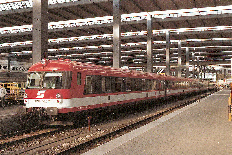 Ein hufiger Gast war auch der 4010 in der Halle des Mnchner Hauptbahnhofs. Hier der 4010 023 am 31. Mai 1991.